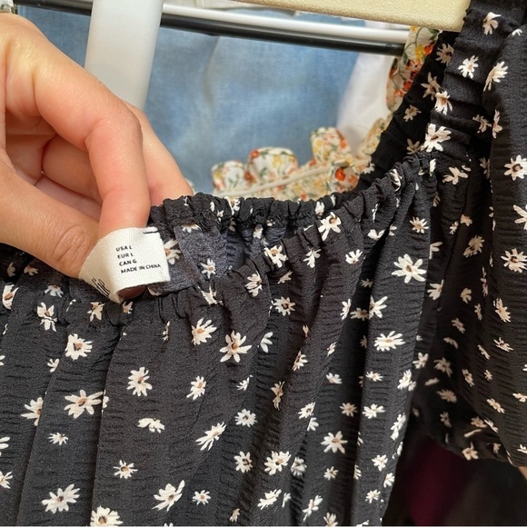 Eloide daisy print milkmaid top with puff sleeves - Picture 3 of 5